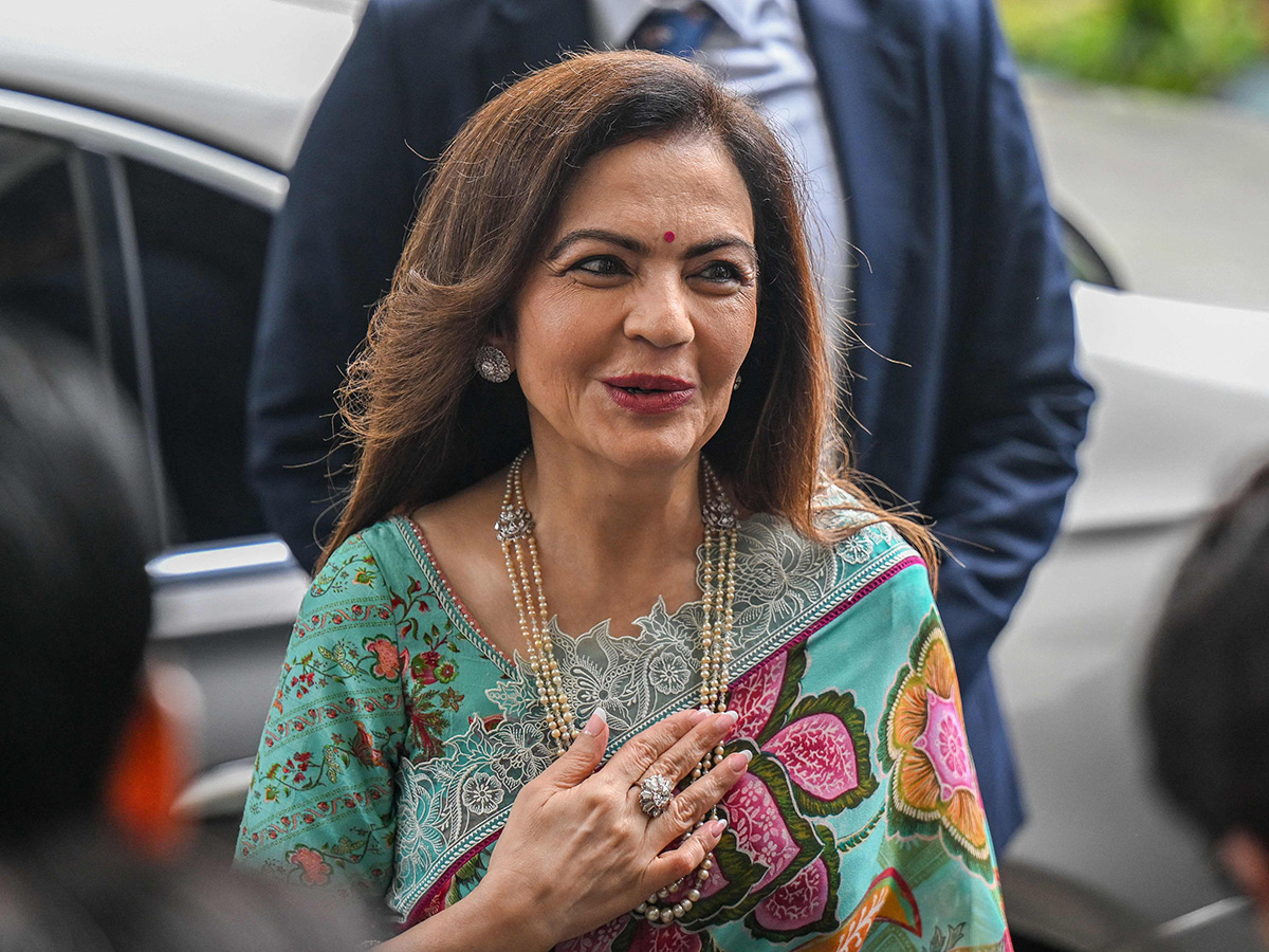 Ambani Piramal Family attends Piramal Finance ipo ceremony at NSE11