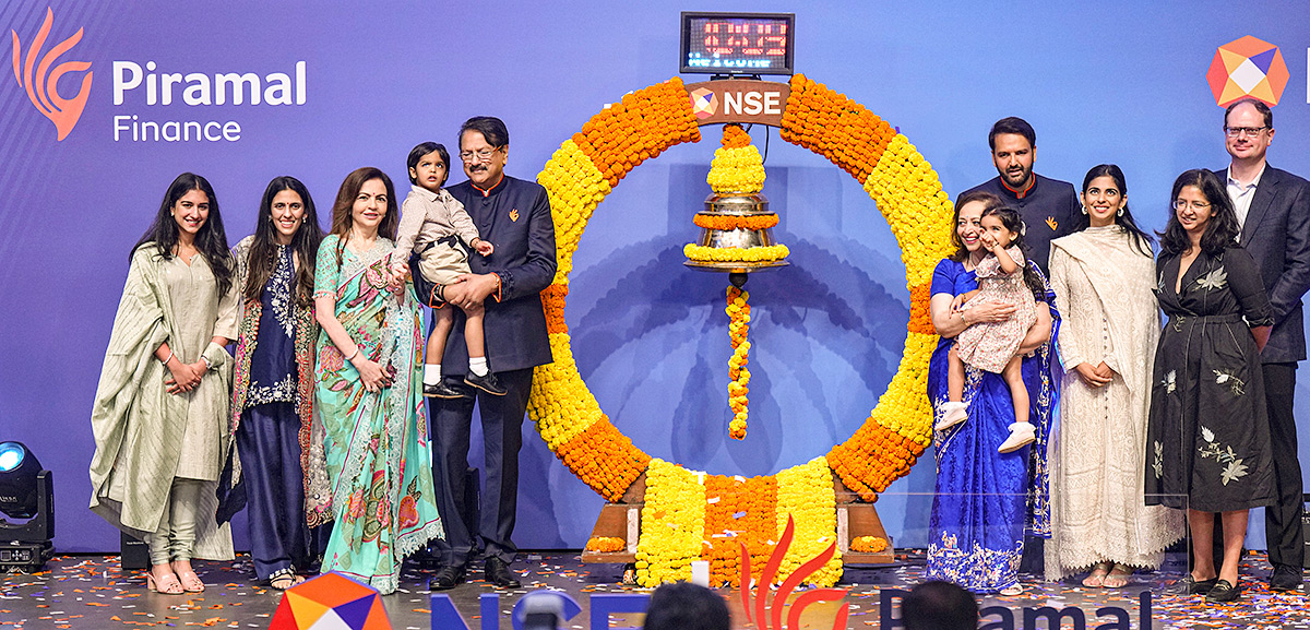 Ambani Piramal Family attends Piramal Finance ipo ceremony at NSE12