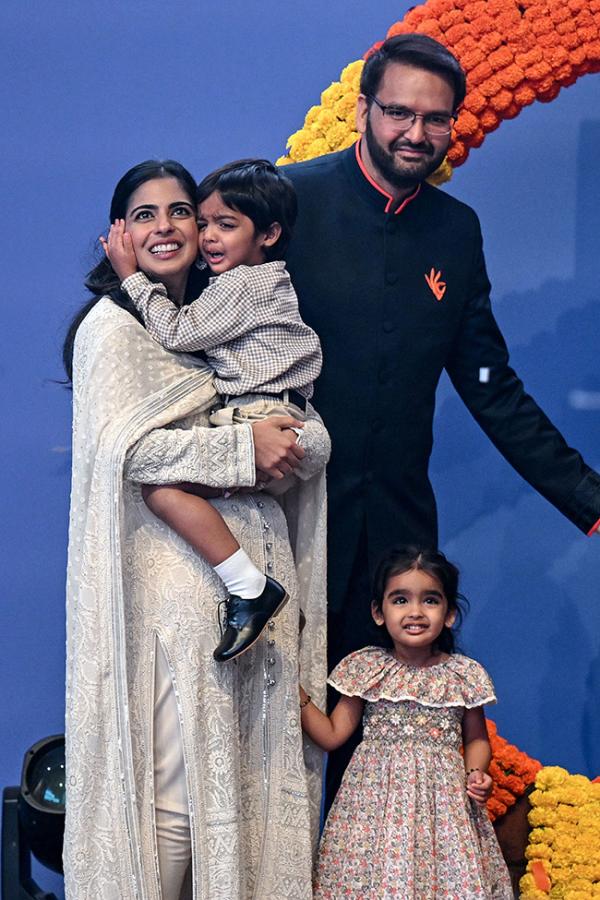 Ambani Piramal Family attends Piramal Finance ipo ceremony at NSE13