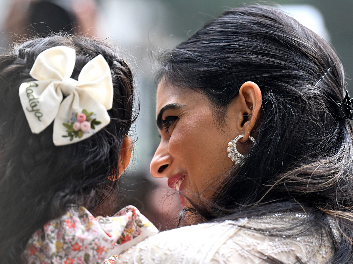 Ambani Piramal Family attends Piramal Finance ipo ceremony at NSE14