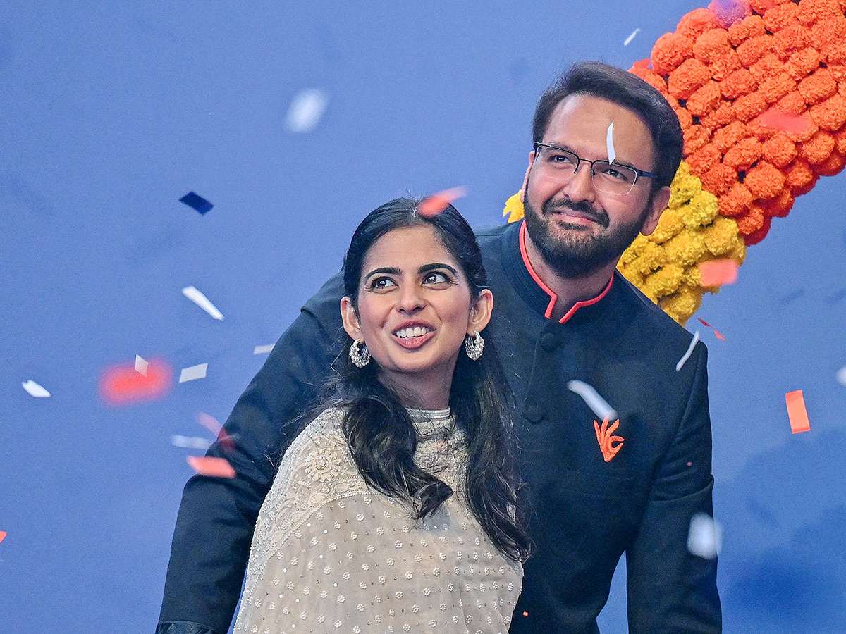 Ambani Piramal Family attends Piramal Finance ipo ceremony at NSE16