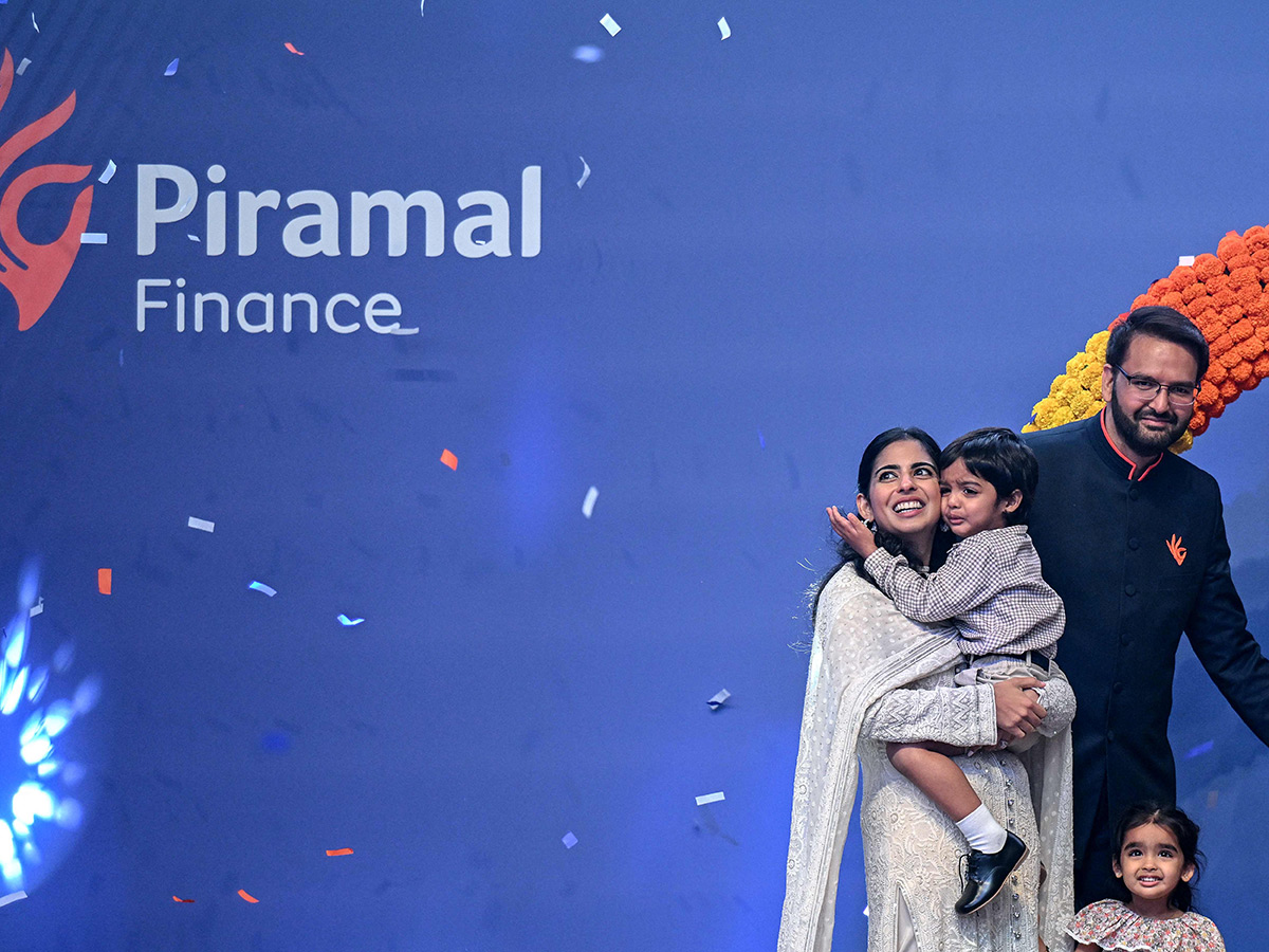 Ambani Piramal Family attends Piramal Finance ipo ceremony at NSE17