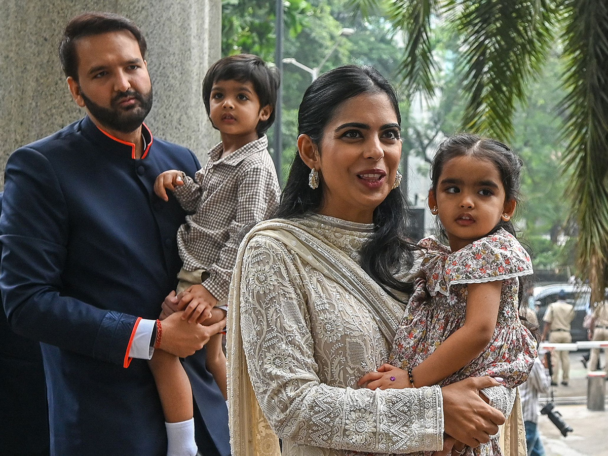 Ambani Piramal Family attends Piramal Finance ipo ceremony at NSE18