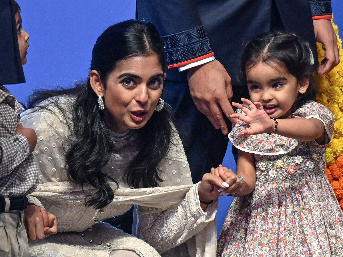 Ambani Piramal Family attends Piramal Finance ipo ceremony at NSE2