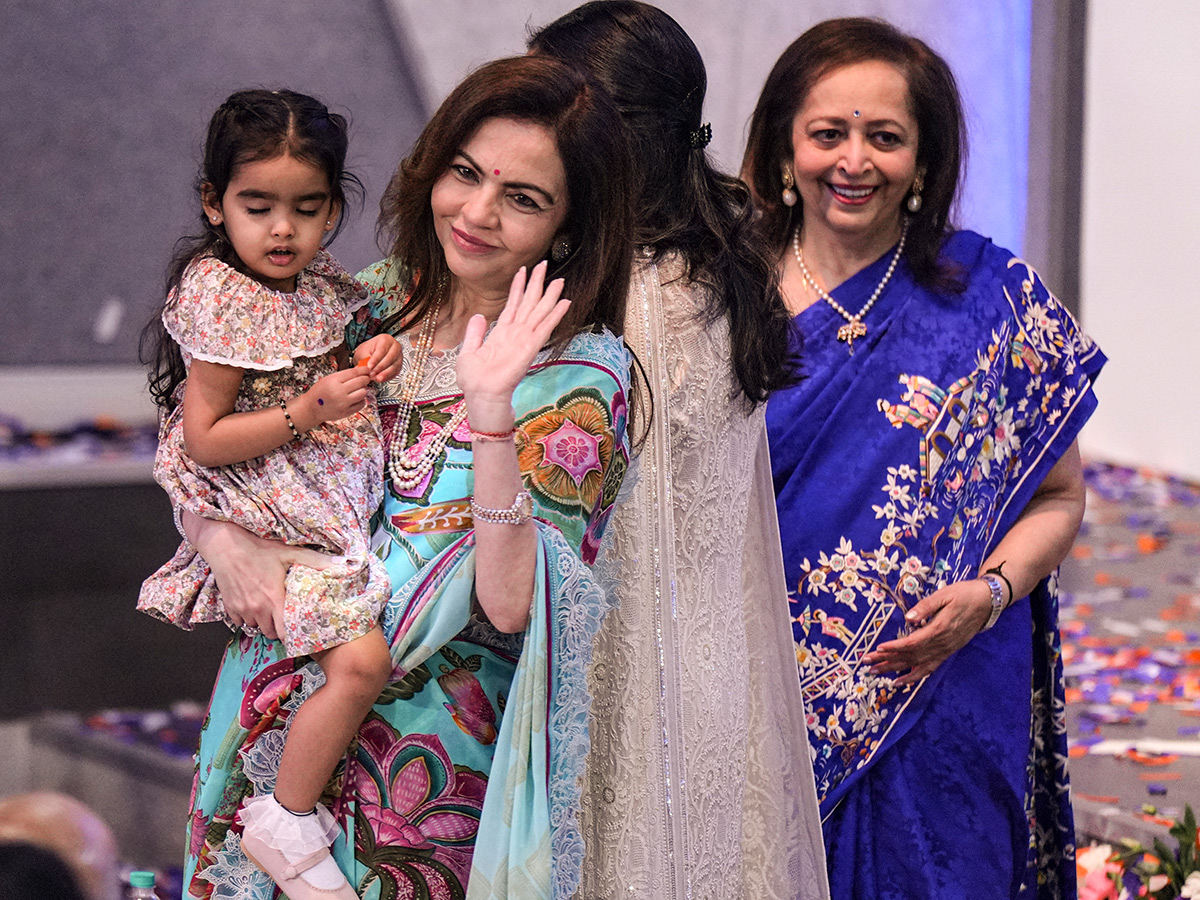 Ambani Piramal Family attends Piramal Finance ipo ceremony at NSE3