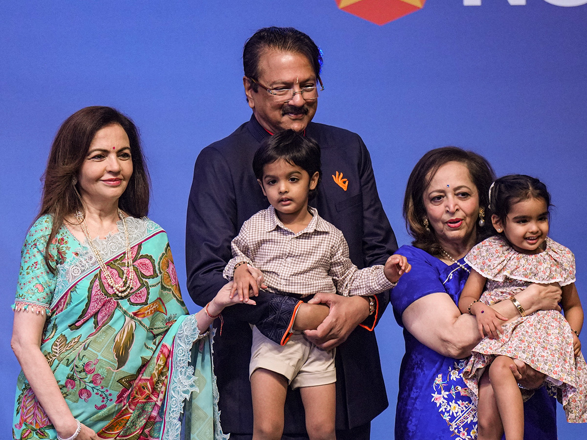 Ambani Piramal Family attends Piramal Finance ipo ceremony at NSE4