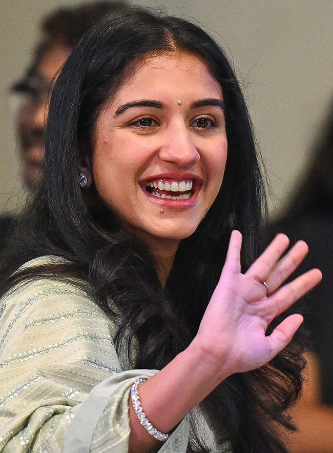 Ambani Piramal Family attends Piramal Finance ipo ceremony at NSE5