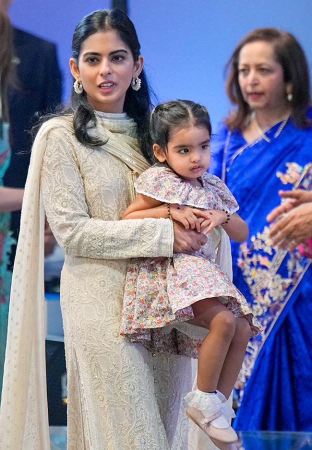 Ambani Piramal Family attends Piramal Finance ipo ceremony at NSE6