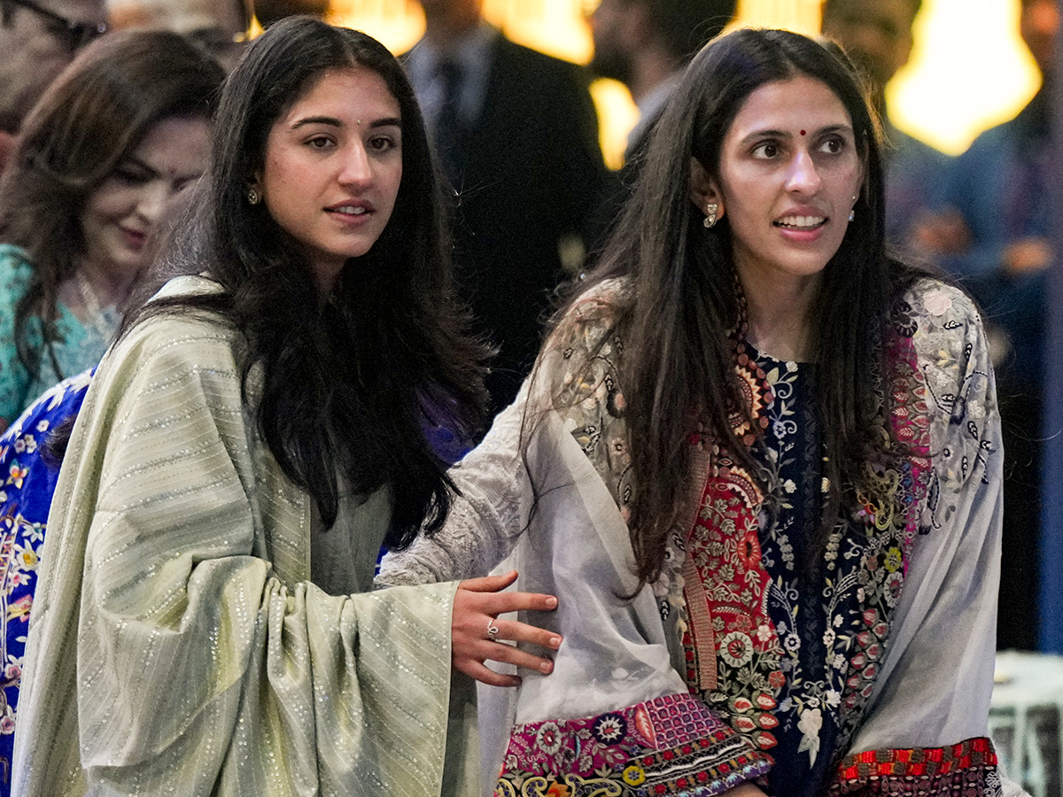 Ambani Piramal Family attends Piramal Finance ipo ceremony at NSE7