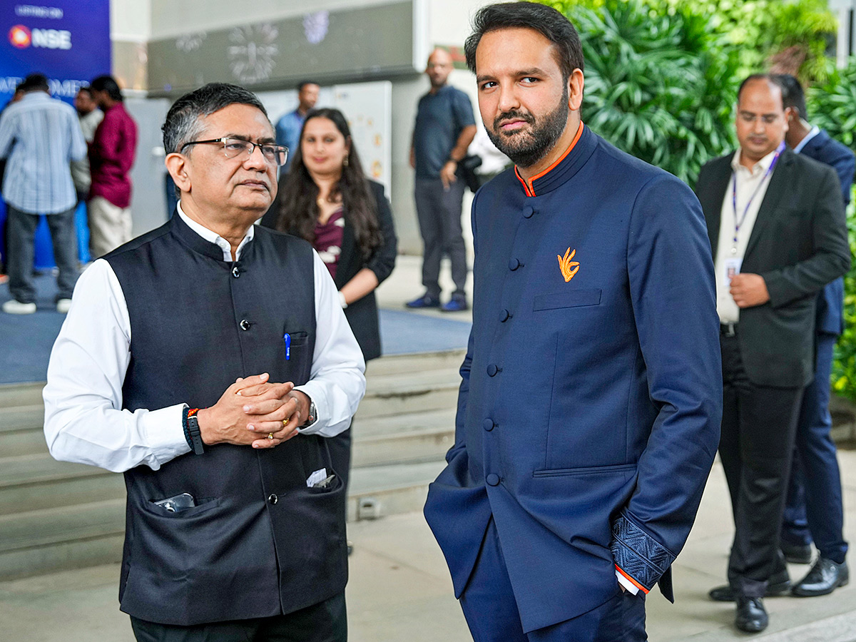 Ambani Piramal Family attends Piramal Finance ipo ceremony at NSE8