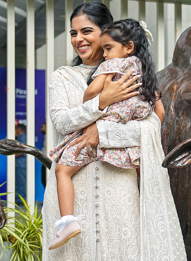 Ambani Piramal Family attends Piramal Finance ipo ceremony at NSE9