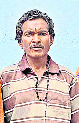 నీటి ప్రవాహంలో ప్రాణాలు అరచేతిలో... 
1