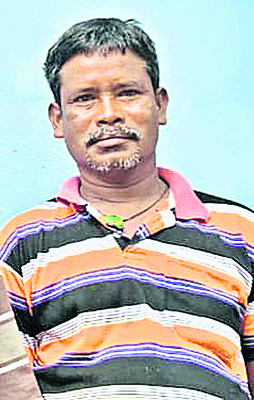 నీటి ప్రవాహంలో ప్రాణాలు అరచేతిలో... 
2