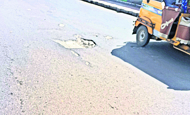 కడిపికొండ బ్రిడ్జి గుంతలమయం 1