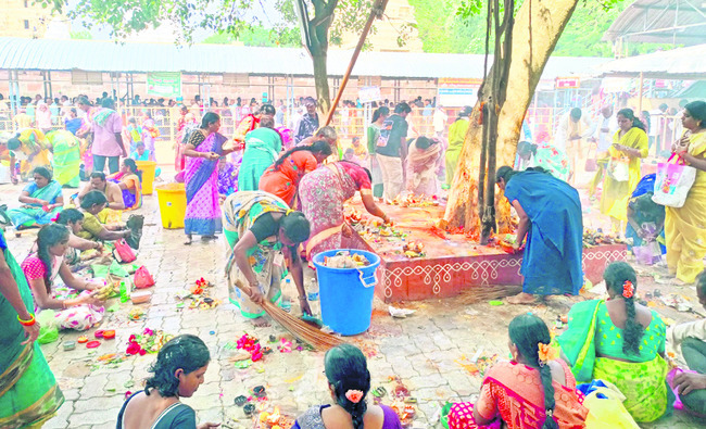 కిటకిటలాడిన శ్రీవారి క్షేత్రం 1