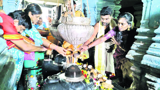 టేకు కలపపై సీఎం రేవంత్‌రెడ్డి ప్రతిమ
1