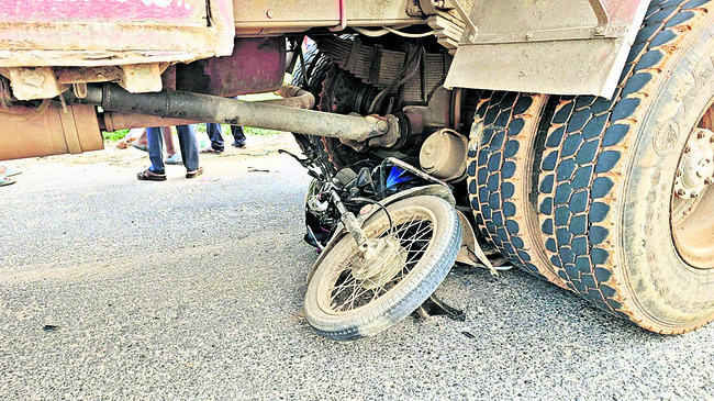 లారీని ఢీకొన్న బైక్‌ 1