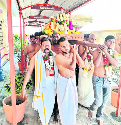 వైభవంగా పల్లకీసేవ 
1