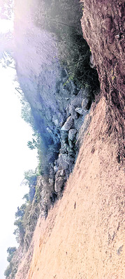 అక్రమంగా గ్రావెల్‌, ఇసుక తవ్వకాలు1