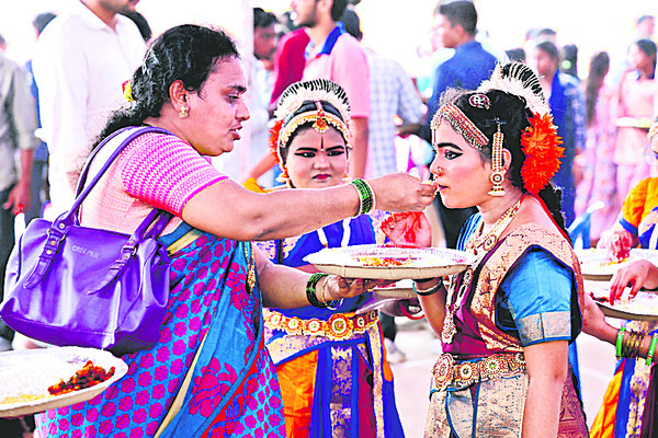 కోలాహలంగా బాలోత్సవ్‌1