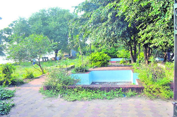 లేవు పనులు..2