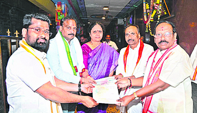 దుర్గగుడి అభివృద్ధికి రూ.10 లక్షల విరాళం 2