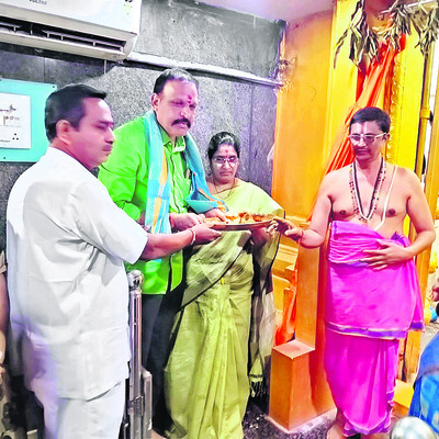 గార్లొడ్డు దేవాలయంలో విజయవాడ జడ్జి పూజలు 
1