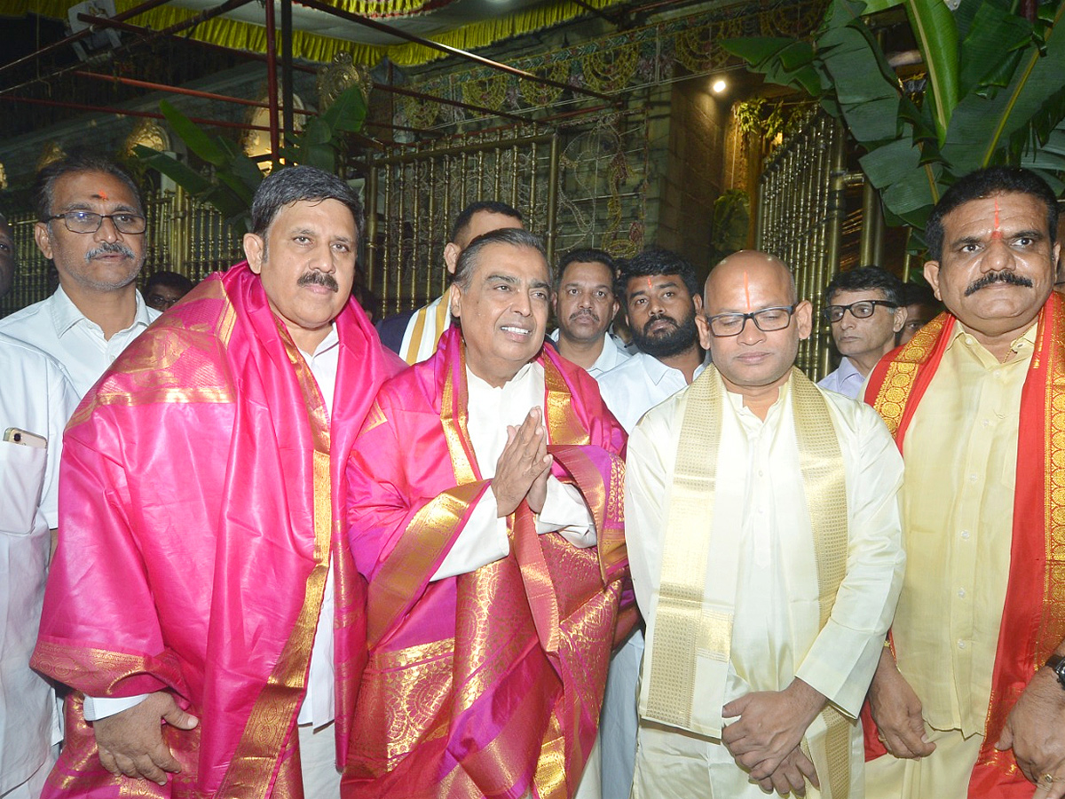 Reliance Chairman Mukesh Ambani visits Sri Venkateswara Swamy Temple In Tirumala Photos1