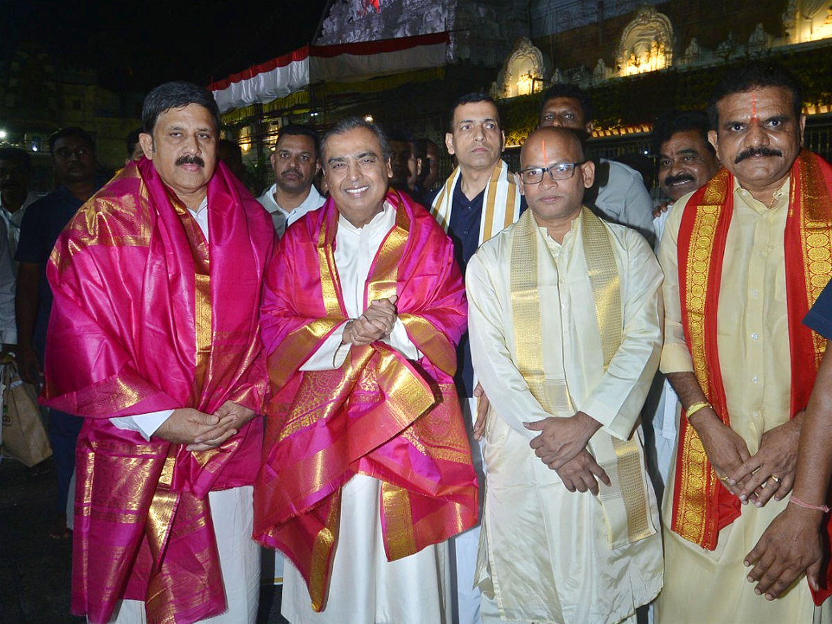 Reliance Chairman Mukesh Ambani visits Sri Venkateswara Swamy Temple In Tirumala Photos2
