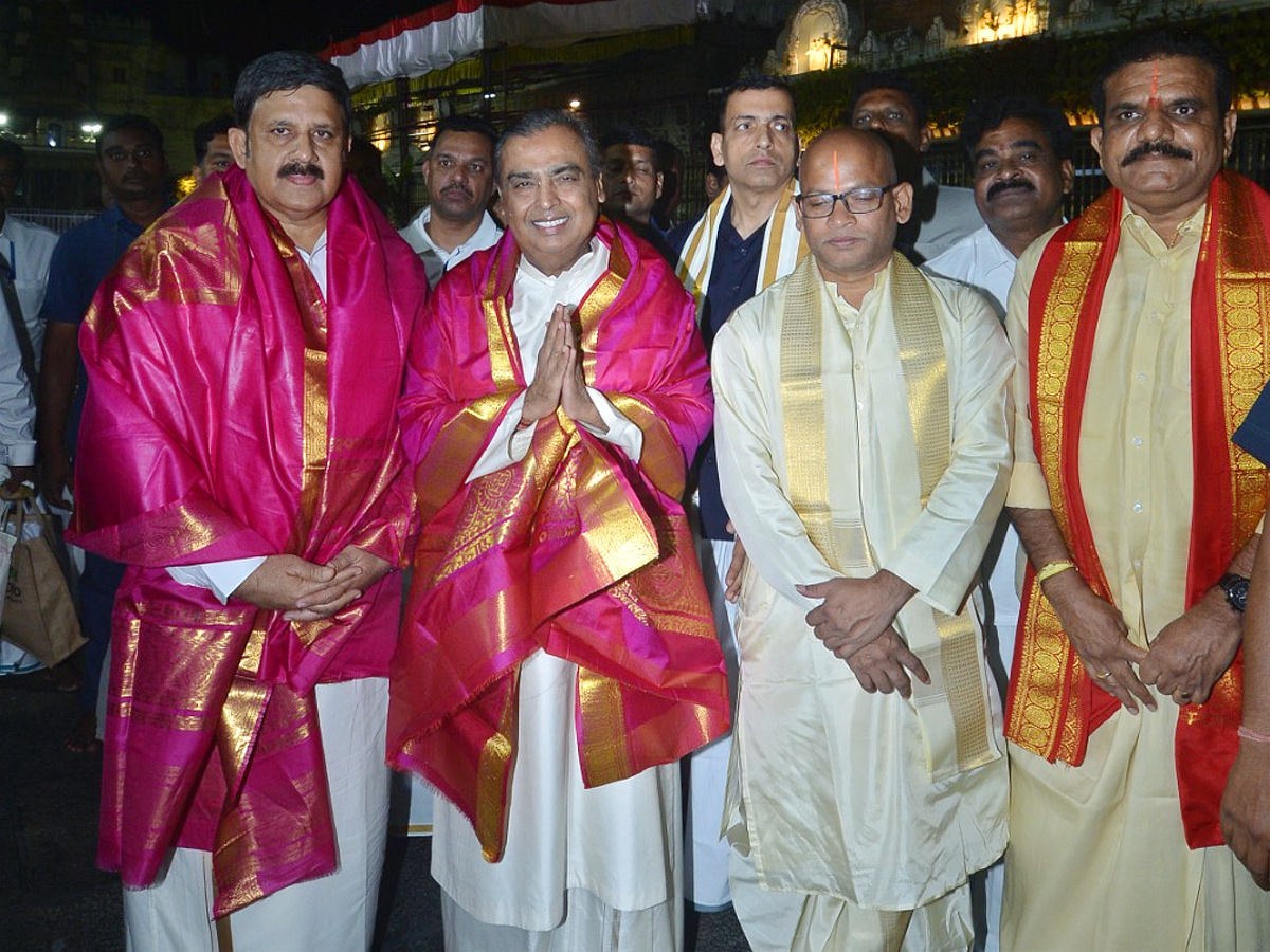Reliance Chairman Mukesh Ambani visits Sri Venkateswara Swamy Temple In Tirumala Photos3