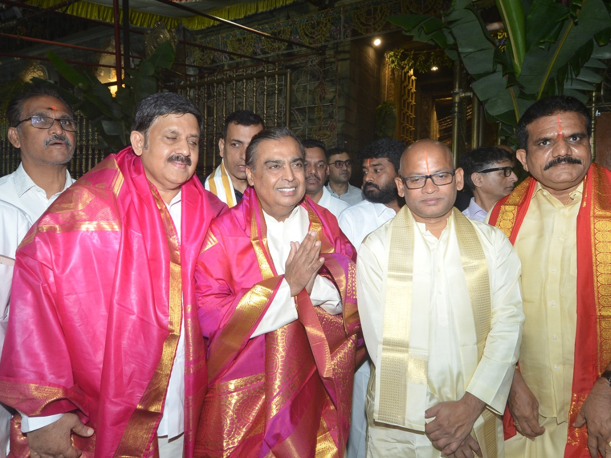 Reliance Chairman Mukesh Ambani visits Sri Venkateswara Swamy Temple In Tirumala Photos11