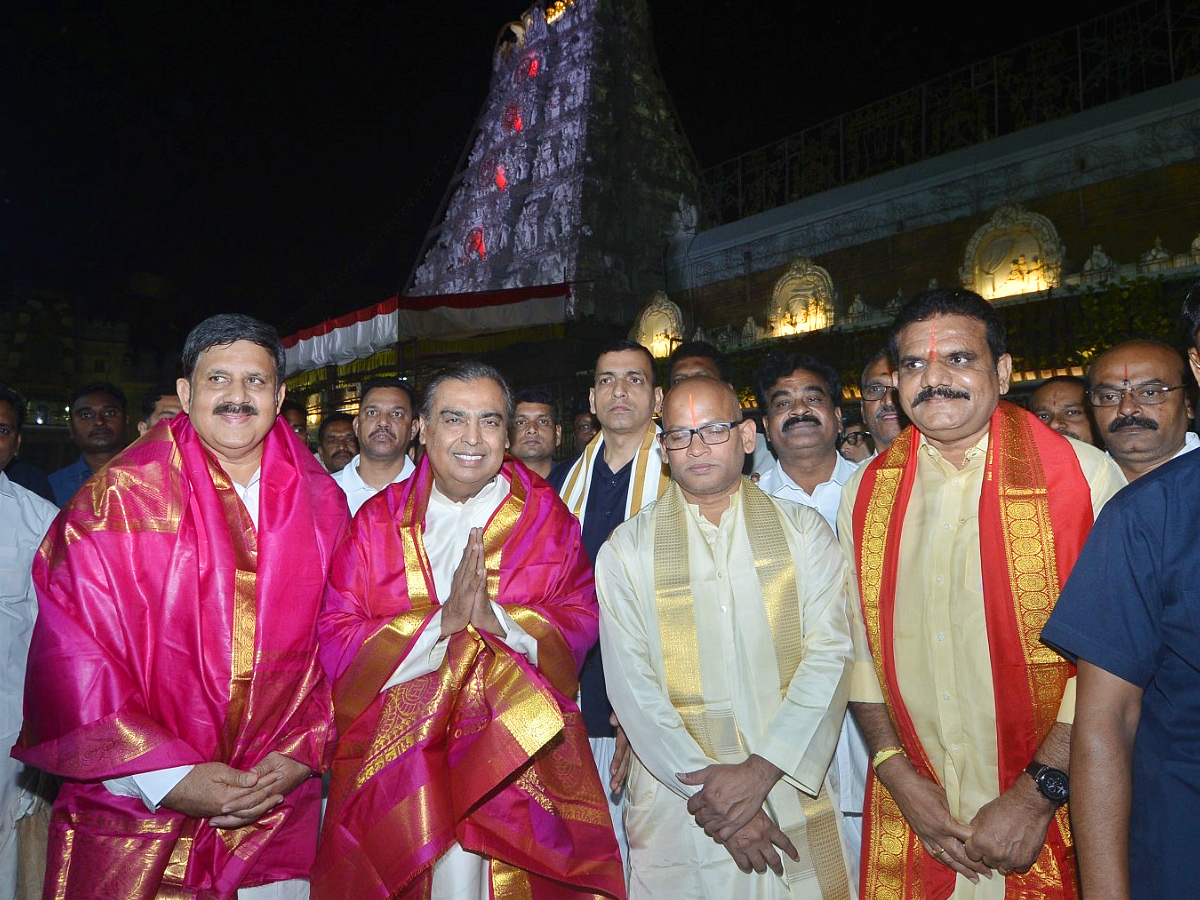 Reliance Chairman Mukesh Ambani visits Sri Venkateswara Swamy Temple In Tirumala Photos4