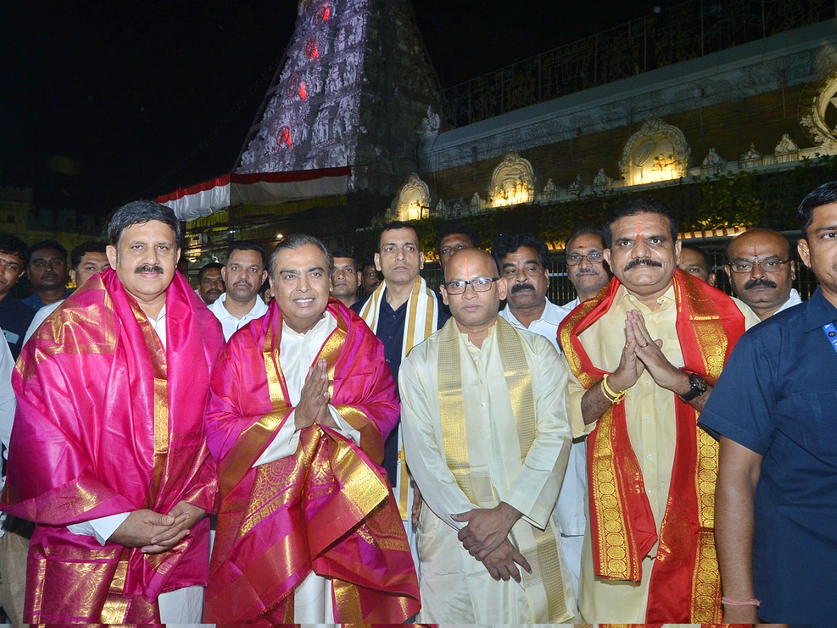 Reliance Chairman Mukesh Ambani visits Sri Venkateswara Swamy Temple In Tirumala Photos5