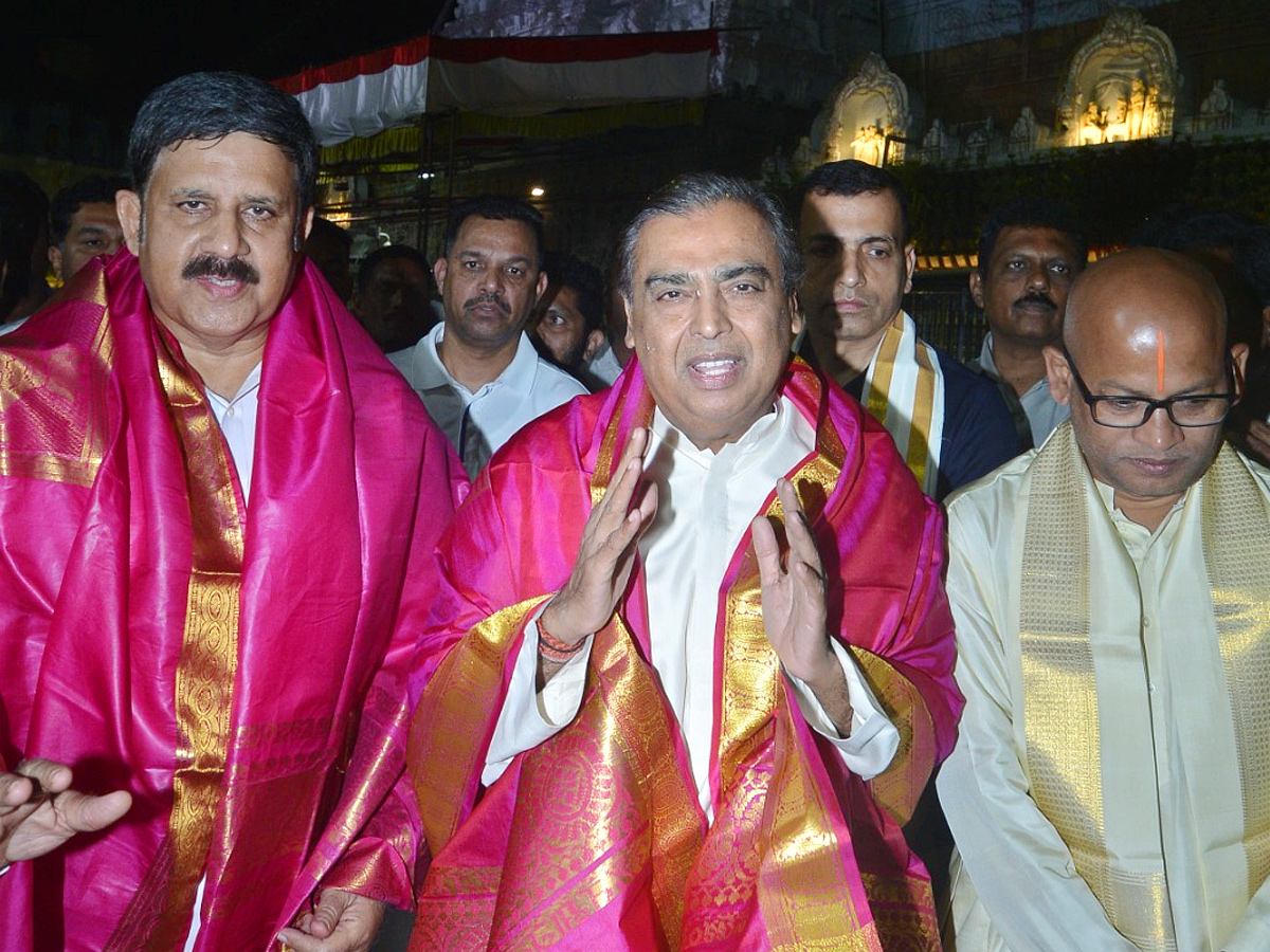 Reliance Chairman Mukesh Ambani visits Sri Venkateswara Swamy Temple In Tirumala Photos7