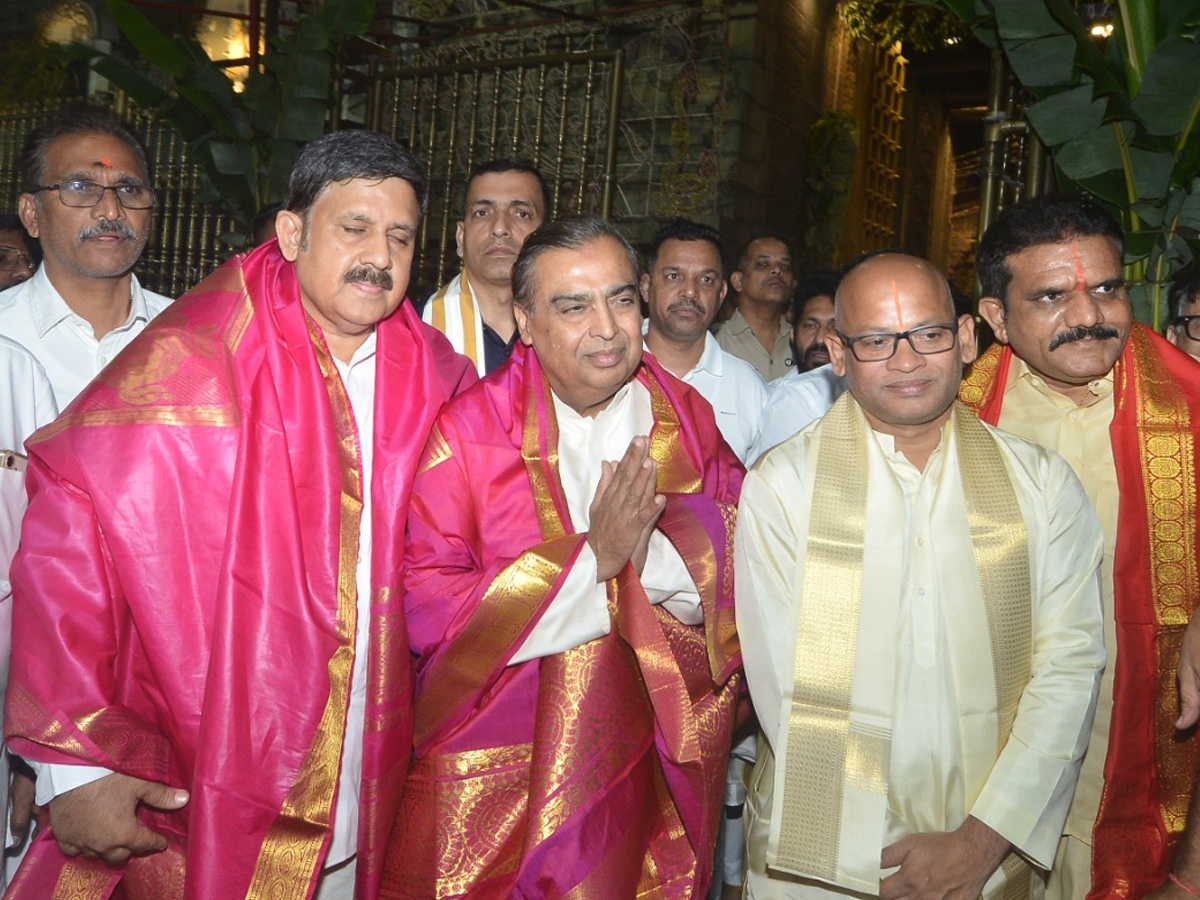 Reliance Chairman Mukesh Ambani visits Sri Venkateswara Swamy Temple In Tirumala Photos8