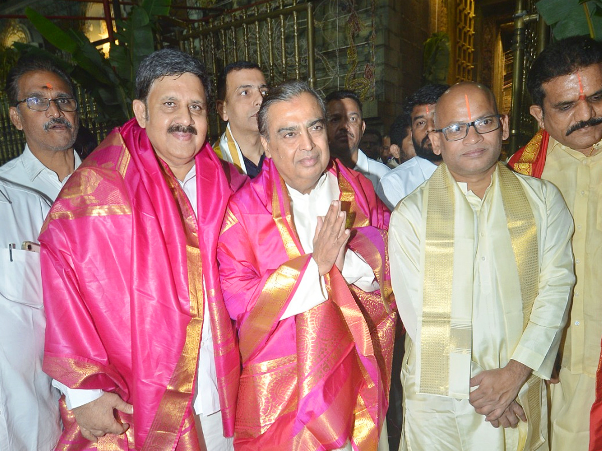 Reliance Chairman Mukesh Ambani visits Sri Venkateswara Swamy Temple In Tirumala Photos9
