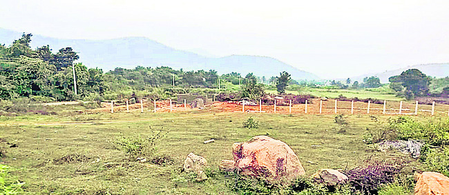 గ్రామకంఠాన్ని వదల్లేదుగా..! 2