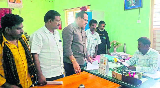 గ్రామకంఠాన్ని వదల్లేదుగా..! 1