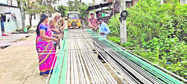 గ్రామకంఠాన్ని వదల్లేదుగా..!
1