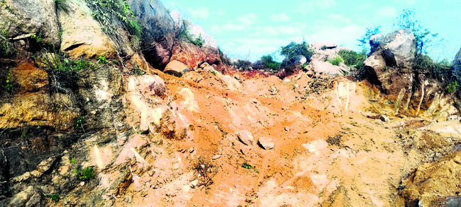 కొండలపై ‘పచ్చ’ గద్దలు!1