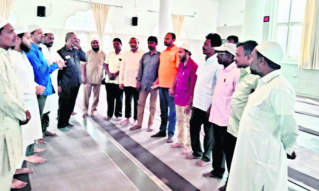 మసీదును సందర్శించిన హిందువులు1