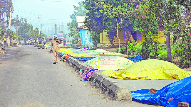 రైతులపై టార్పాలిన్ల భారం1