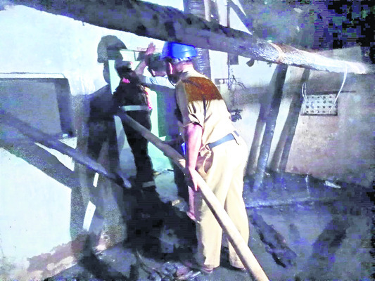 లావేరులో పురిల్లు దగ్ధం 1