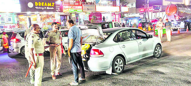 ● లైసెన్స్‌డ్‌ పిస్టళ్లు డిపాజిట్‌ చేయాలని పోలీస్‌ ఉన్న1