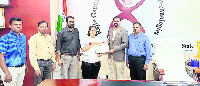 వెయిట్‌లిఫ్టింగ్‌ పోటీల్లో  బంగారు పతకం
1