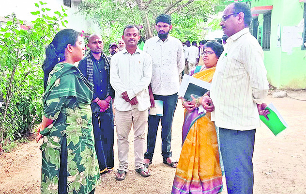 నామినేషన్‌ కేంద్రాలు పరిశీలించిన అదనపు కలెక్టర్‌1