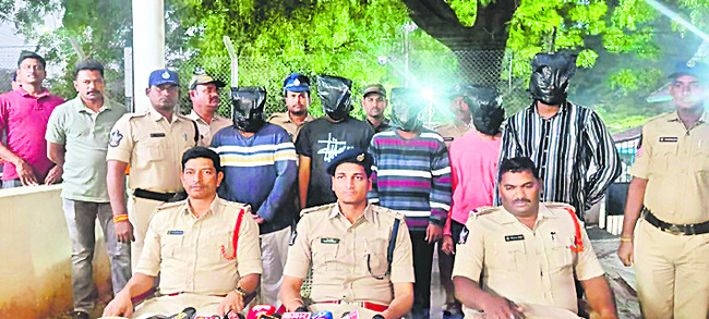 కుటుంబ కలహాలతో ఉరేసుకుని వ్యక్తి మృతి 1