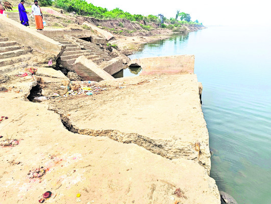 పుష్కర ఘాట్లకు పగుళ్లు1