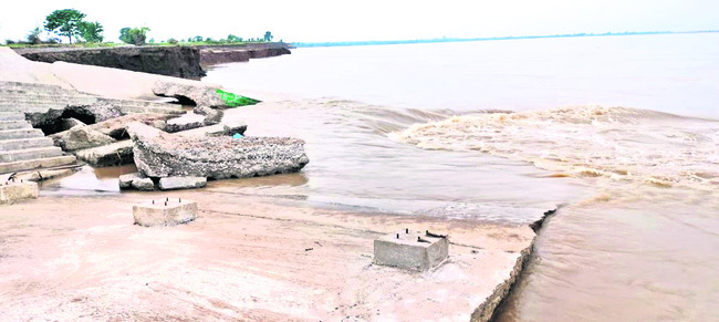 పుష్కర ఘాట్లకు పగుళ్లు2