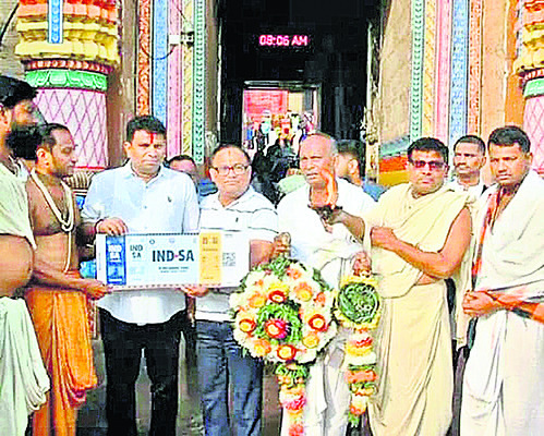 పారాదీప్‌ పోర్టు బెర్త్‌ వద్ద ఓడలో మంటలు 1